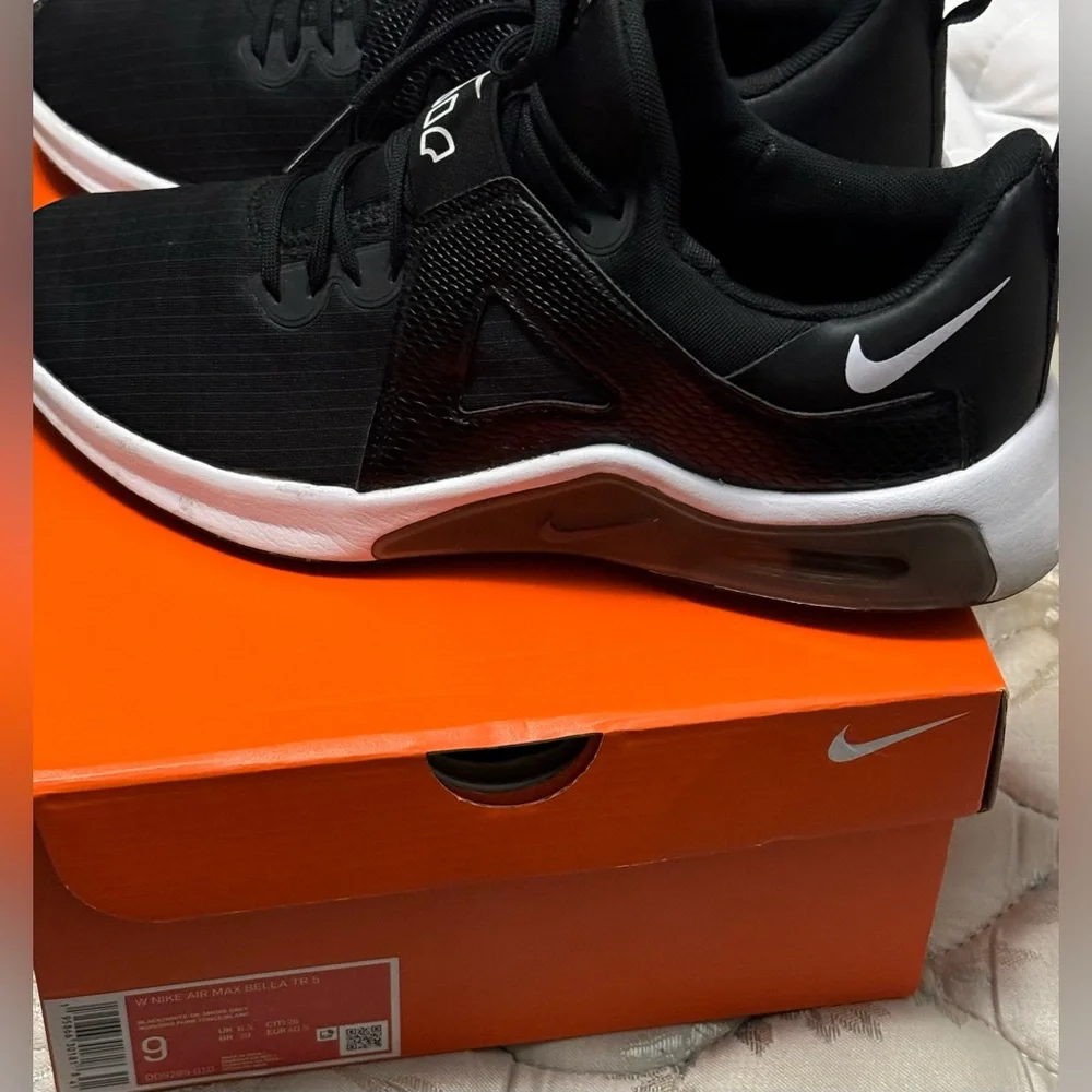 Women’s Nike air max Bella tr5